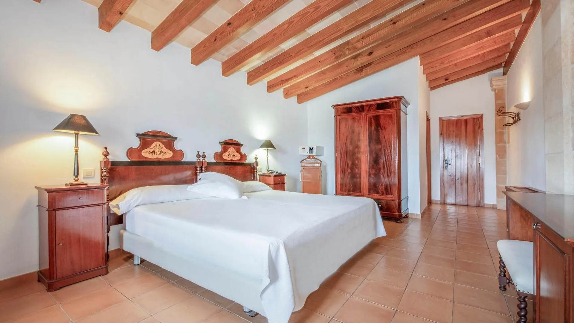 Finca Son Roig By Valentin Porreres